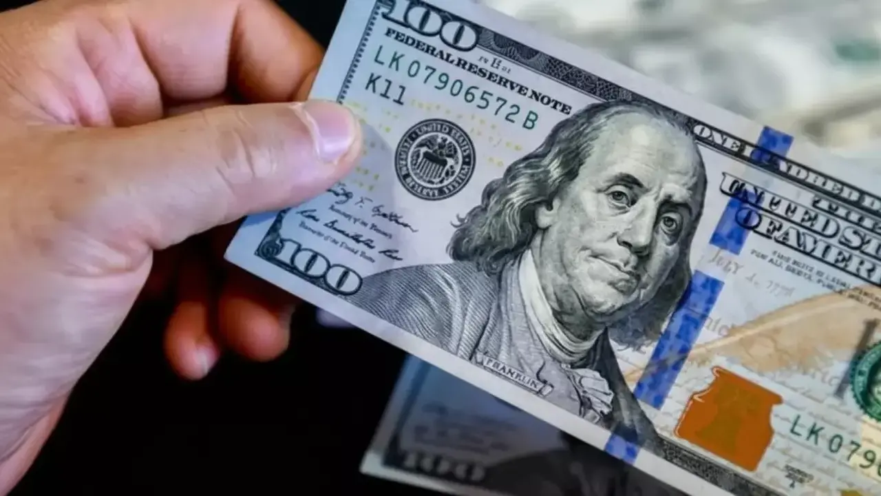 تحركات جديدة في سعر الدولار مقابل الجنيه داخل البنك الأهلي المصري وCIB